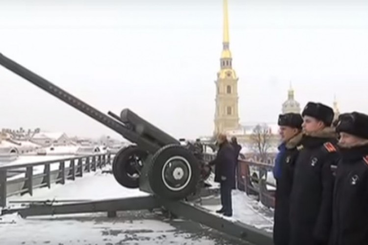Putin pucao iz topa u Sankt Peterburgu