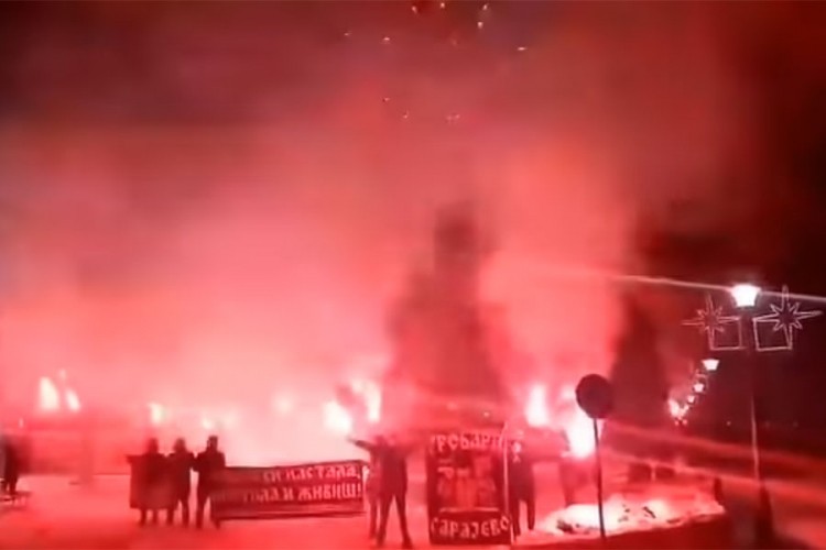 Pogledajte bakljadu "Sarajevskih Grobara" povodom Dana Republike