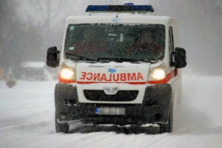 Automobil upao u potok, udavila se majka troje dece?