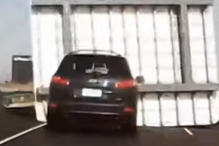 Žena za dlaku izbjegla smrt, znak na autoputu joj spao na automobil