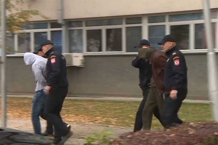 Potvrđena optužnica dilerima koji su bacili tvora na policiju