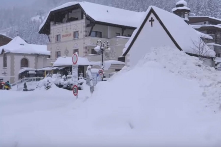 Lavina se obrušila na hotel, 100 ljudi evakuisano