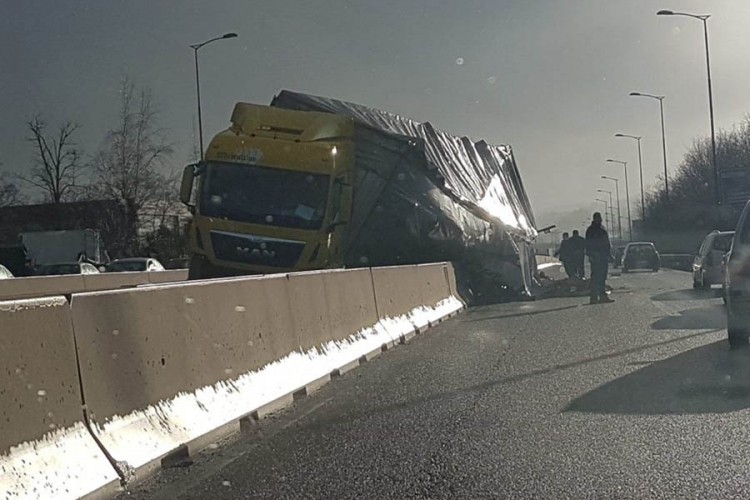 Prevrnuo se šleper na putu Banjaluka - Laktaši