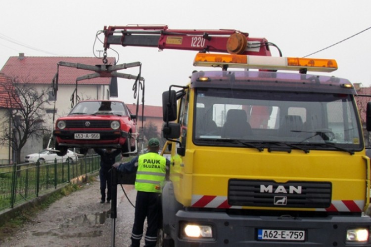 "Pauk" za godinu dana uklonio 775 nepropisno parkiranih vozila