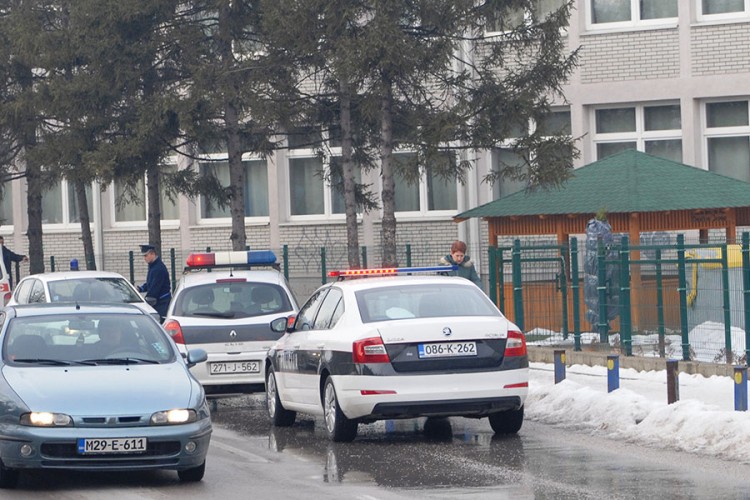 Profesor čekićem tukao direktoricu i pedagogicu