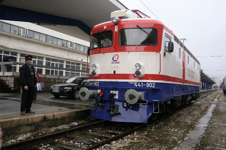 Migranti zaustavili voz u Stanarima i opljačkali putnike