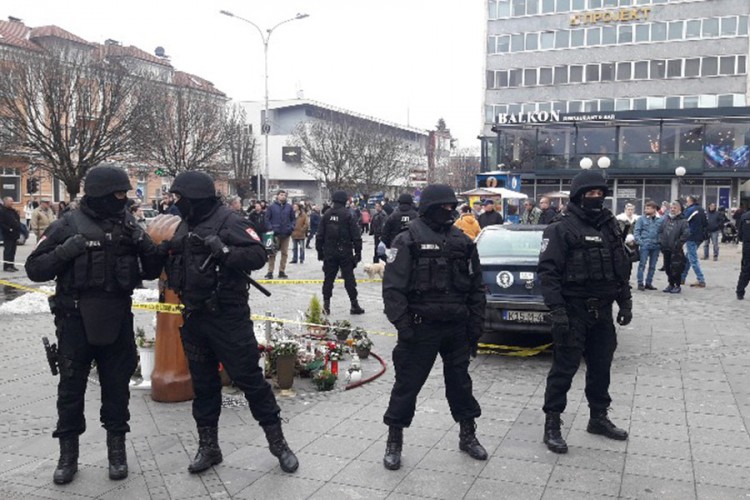 Identifikovan policajac koji je šutirao ženu