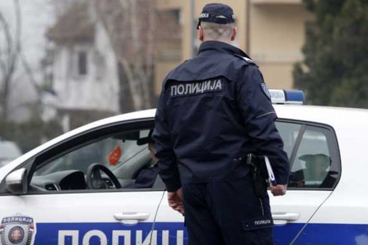 Pretres vozila s albanskim tablicama kod Hrama Svetog Save u Beogradu