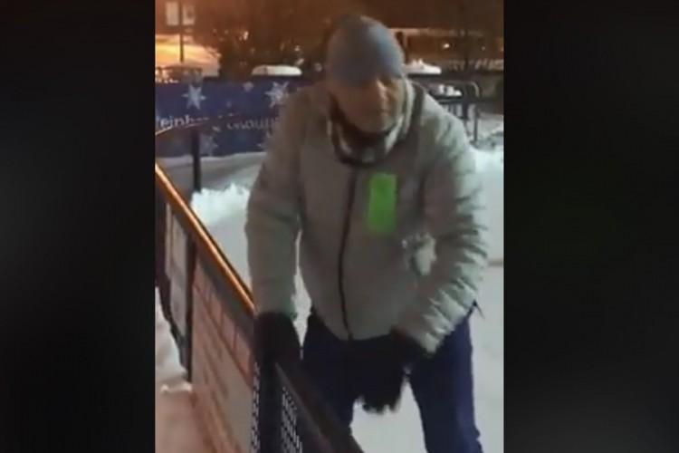 Urnebesan snimak sa leda: Vodi me da uzmem svoje čizme