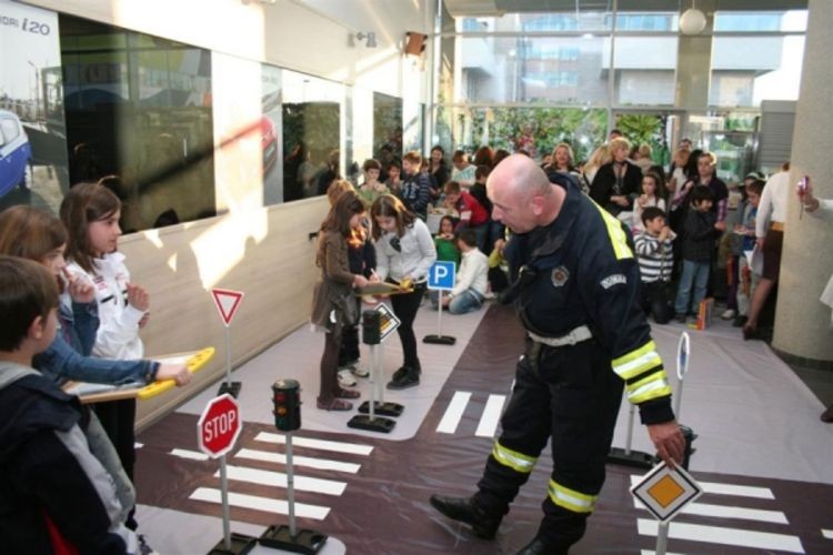 Vozači oprez, u ponedjeljak počinje nastava u školama