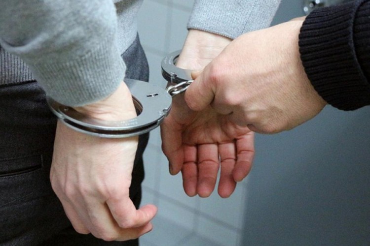 Djed uhapšen zbog bludnih radnji nad devetogodišnjim unukom