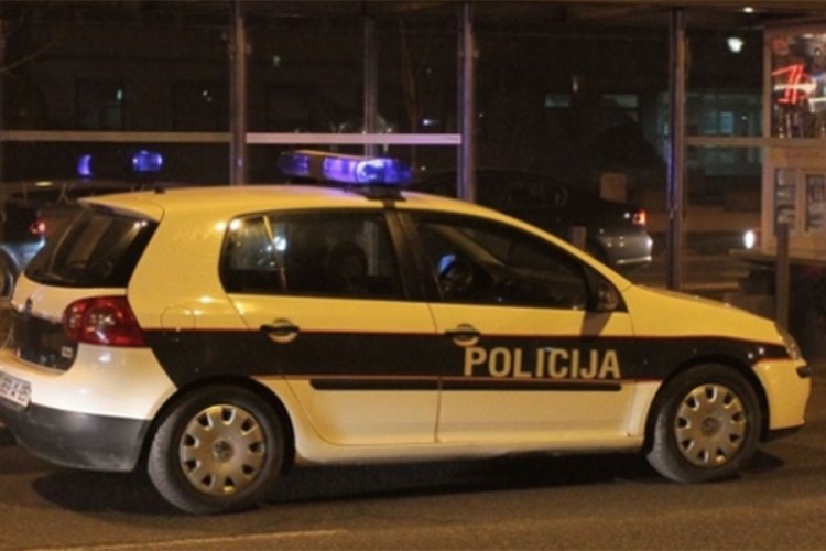 Prijeteći nožem od radnice u zlatari oteo novac