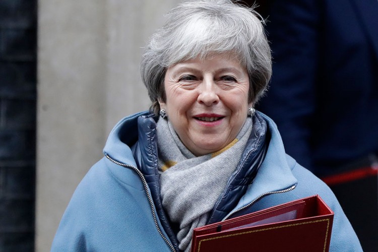 Mej odbacila pozive da odloži Brexit