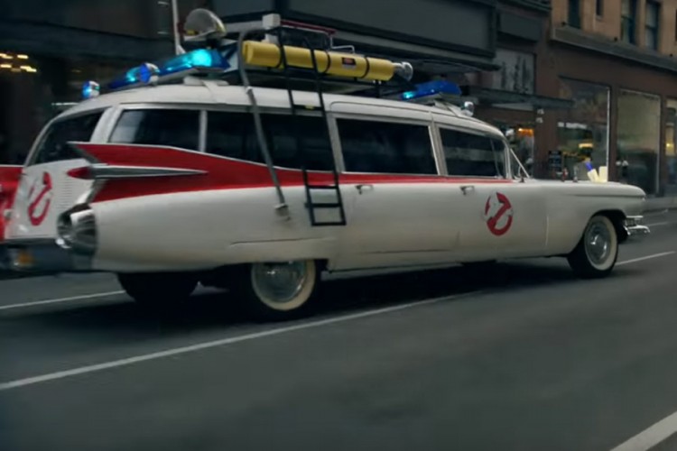 Čak 12 filmskih automobila u jednoj reklami