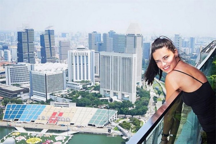 Adriana Lima opet singl