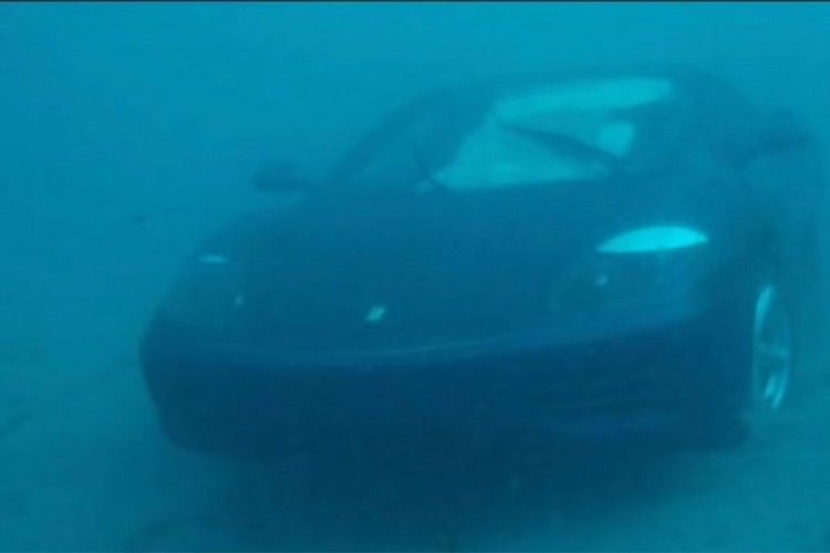 Sletio Ferrarijem u more: Tvrdi da mu je Isus tako rekao