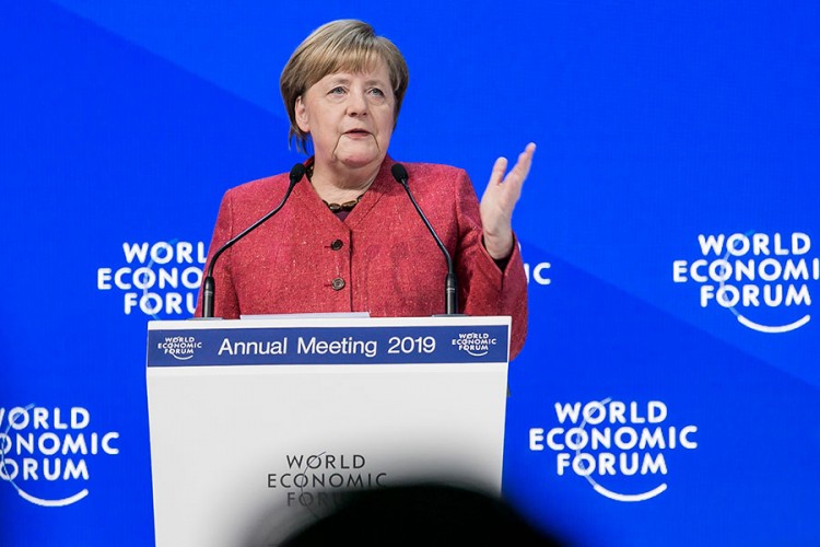 Merkel: Berlin će nastaviti da kupuje ruski gas