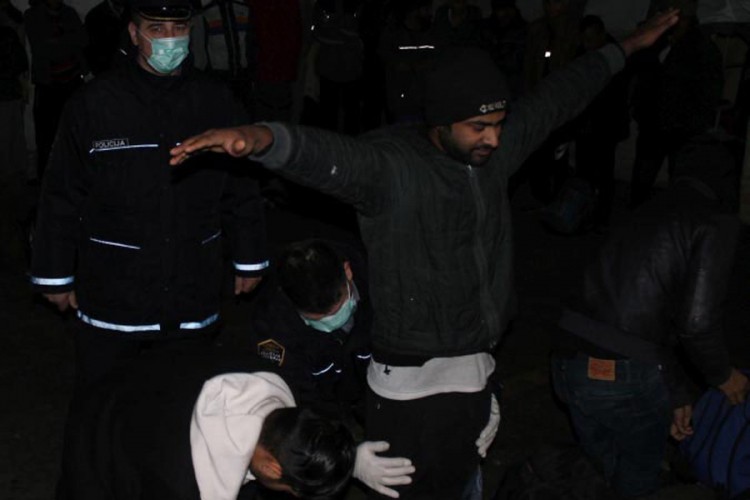 U pretresima "Bire" od migranata oduzeti noževi, palice i šrafcigeri