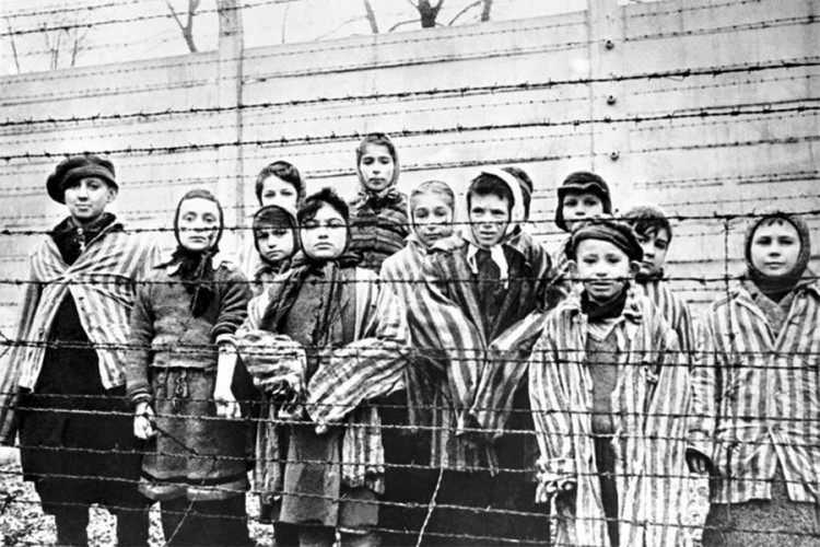 Preživjeli Holokausta položili cvijeće kod zida u Aušvicu