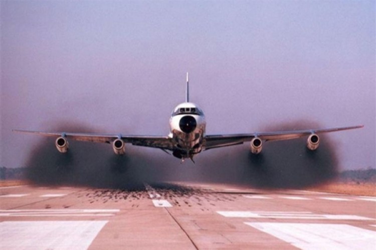 Avion na aerodromu stoji deset godina