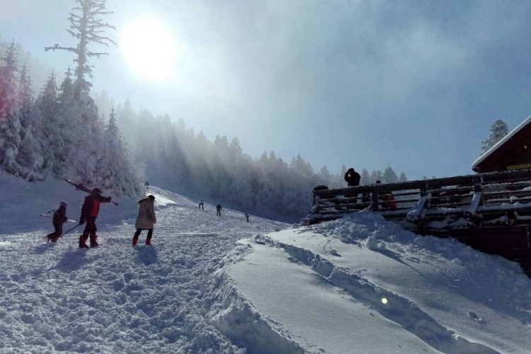 Zimska sezona na Oštrelju počela sa zakašnjenjem