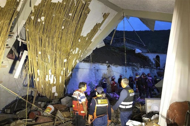 Urušio se krov hotela, poginulo najmanje 15 osoba