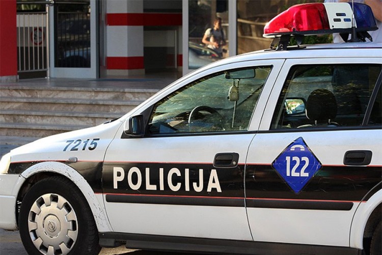 U Mostaru muškarac udario policajca i razbio mu automobil