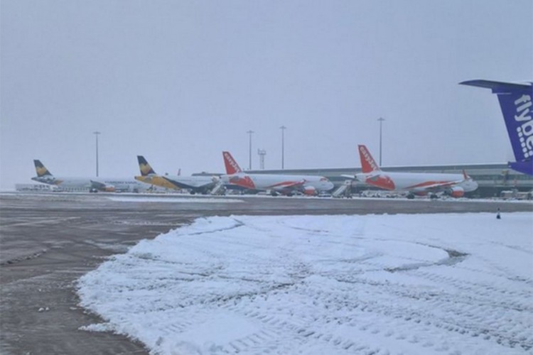 Snijeg zatvorio puteve, škole, aerodrome u Velikoj Britaniji