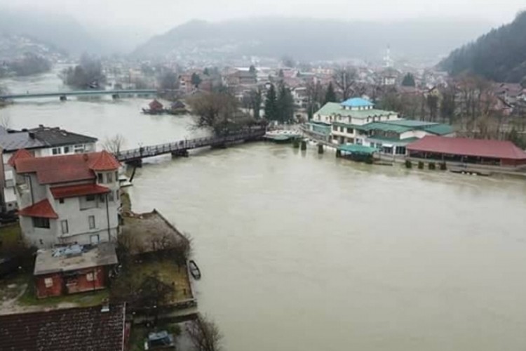 Skočio s mosta u rijeku Unu