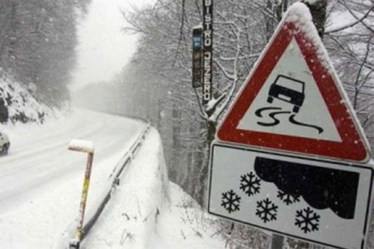 Mokri i klizavi kolovozi, moguća i poledica