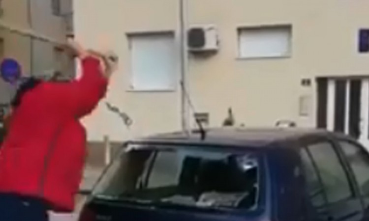 Splićanin macolom "izlupao" vlastiti automobil