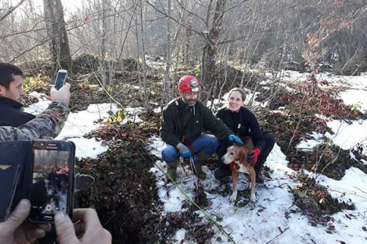 Spasili psa iz jame duboke 26 metara