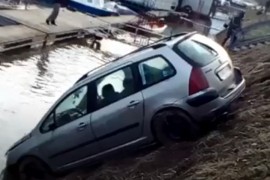 Automobil sam sletio u Savu dok je vozač tražio mjesto za ribolov