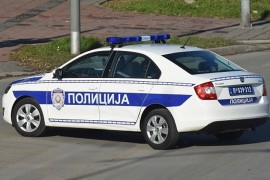 Uletjeli automobilom u mjenjačnicu i odnijeli sef s parama