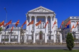 Zaev ispunjava predizborno obećanje i uklanja ogradu oko Vlade ...