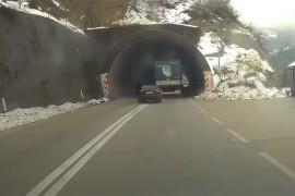 Preticao preko duple pune linije u tunelu