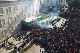 Antivladin protest u Tirani prerastao u nasilje, Meta pozvao na ...