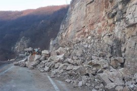 Odron na putu Karanovac-Crna Rijeka, saobraćaj zaustavljen