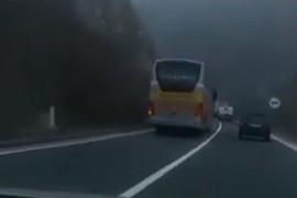 Autobusom preko pune linije preticao kamione i automobile