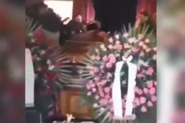Snimak sa sahrane u Srbiji šokirao: Muzika i veselje, žena se popela ...