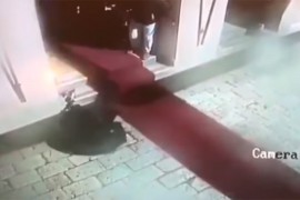 Nadrealan snimak iz Dubrovnika: Bura nosi čovjeka kao slamčicu