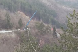 Obustavljen saobraćaj zbog izvlačenja kamiona kod Jablanice