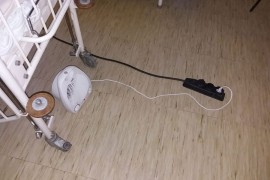 U bolničkoj sobi griju se svojom grijalicom i posteljinom