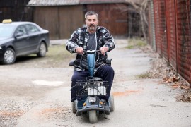 Župnik donirao Banjalučaninu električna kolica