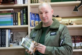 Policajac i roker s perom u ruci