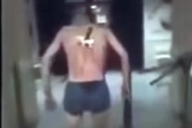 Pacijent s nožem u leđima krenuo da zapali cigaretu