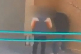 Šokantan snimak: Muškarac se drogira u dvorištu mostarske škole?