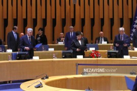 Ko je poklanjao cvijeće u Domu naroda BiH?