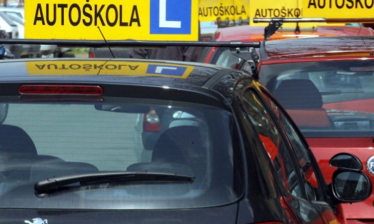 Nakon sudara s vozilom autoškole instruktorki polomio nos