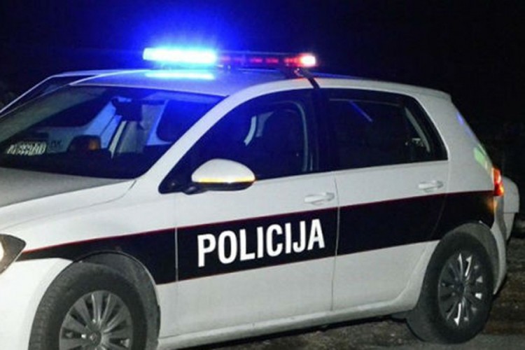 Vozač BMW-a povrijeđen nakon što je udario u parkirani auto